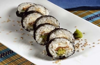 Maki sushi de salmón
